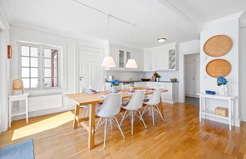 Gjeving House | Gorgeous home in Gjeving with WiFi