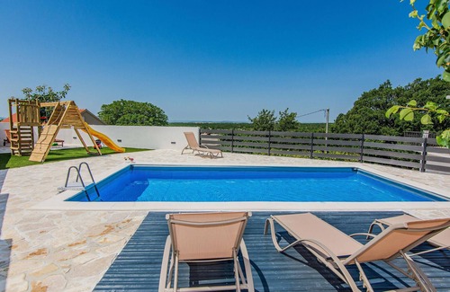 Benkovac House | Gorgeous home in Popovici with WiFi