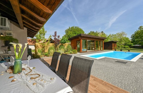 Puscine House | Gorgeous home in Puscine with sauna