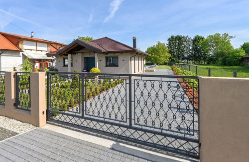 Puscine House | Gorgeous home in Puscine with sauna