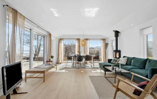 Grønninghoved Strand House | Gorgeous Home In Sjølund With Kitchen
