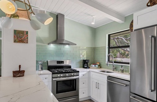 Southgate House | Gorgeous home with private garden - SOO close to beaches, downtown and shopping!