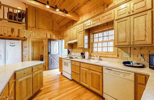 Wiley Cabin | Gorgeous Lake Burton retreat with private deck, fireplace & W/D - dogs welcome