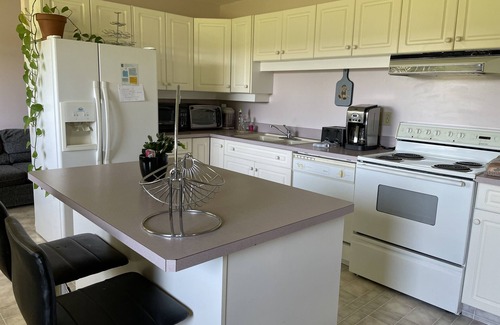 Lone Butte House | Gorgeous Lakeview The Imperial Ranchettes Guest Suite in Horse Lake