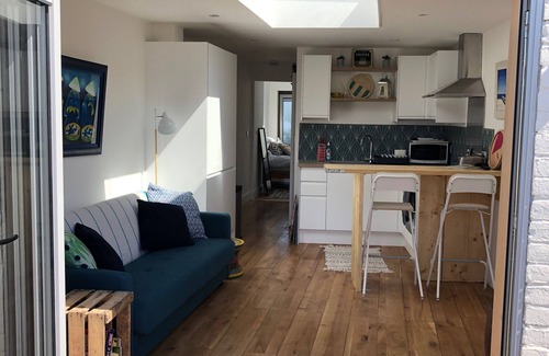 East Wittering House | Gorgeous light annex 1 minute from the beach, v near Goodwood. Come to the sea.