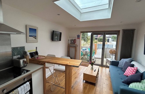 East Wittering House | Gorgeous light annex 1 minute from the beach, v near Goodwood. Come to the sea.