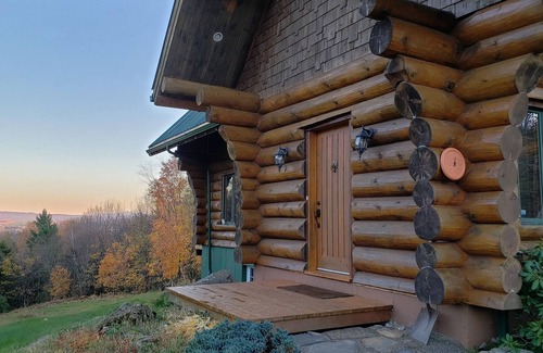 Stanstead Township Ski Chalet | Gorgeous Log Home Available for Monthly Rental