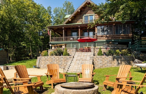 Farmington House | GORGEOUS log home with hot tub and private beach on peaceful Baxter Lake in NH
