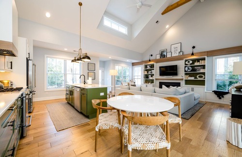 Union Pier House | Gorgeous Modern Cottage With Private Pool and Indoor/Outdoor Living!