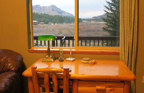 Colorado Springs Ski Chalet | GORGEOUS MOUNTAIN RETREAT WITH PANORAMIC VIEWS, PIKES PEAK NATIONAL FOREST