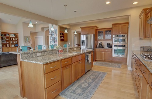 Grant Creek House | GORGEOUS MOUNTAIN VIEW HOME IN PREMIER MISSOULA NEIGHBORHOOD with 4 KING BEDS