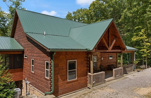 Campton Cabin | Gorgeous New Large Cabin 5-BD, 4.5-BA, Hot Tub, Pool Table, wet bar, Wi-Fi