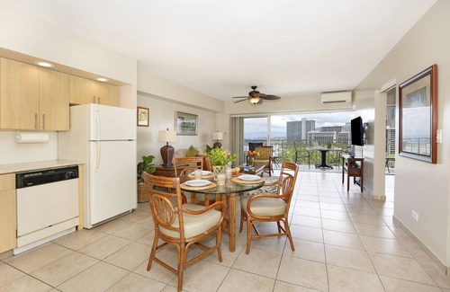 Waikiki Condo | GORGEOUS OCEAN VIEW and Sunsets! Full Kitchen, Washer/Dryer, Wi-Fi, Sleeps 4.