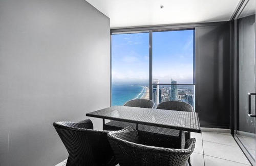 Surfers Paradise Apartment | Gorgeous Oceanview 2B2B beachfront apartment in Surfers