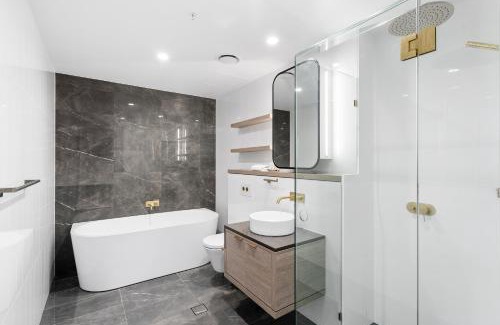 Surfers Paradise Apartment | Gorgeous Oceanview 2B2B beachfront apartment in Surfers