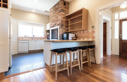 South Launceston House | Gorgeous on Galvin: Close to Town Yet A Mile Away