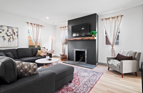 Firestone Park Apartment | Gorgeous Remodel|Game Room|Sleeps 8