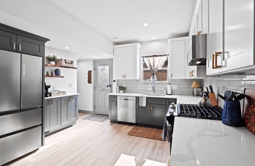 Firestone Park Apartment | Gorgeous Remodel|Game Room|Sleeps 8