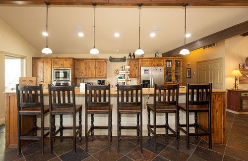 Enchanted Oaks House | Gorgeous Resort-style Retreat on Cedar Creek Lake