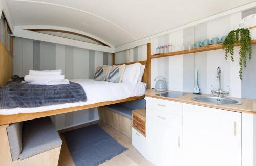 West Wittering House | Gorgeous Shepherds Hut - Walk to Beach & Pub