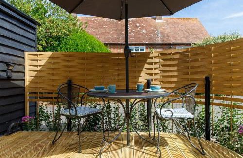 West Wittering House | Gorgeous Shepherds Hut - Walk to Beach & Pub
