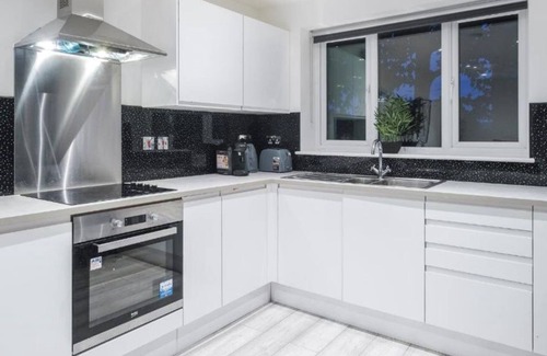 Southend-on-Sea Apartment | Gorgeous & Spacious 1BR City Centre Nr High St & Southend Beach by Luxiety Stays