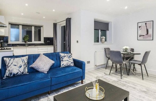 Southend-on-Sea Apartment | Gorgeous & Spacious 1BR City Centre Nr High St & Southend Beach by Luxiety Stays
