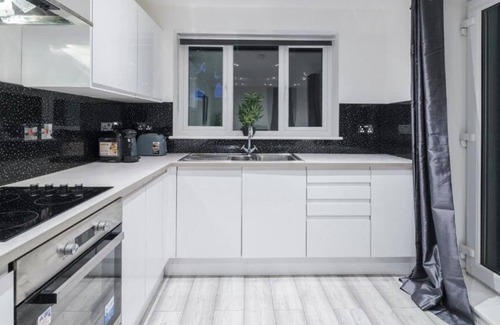 Southend-on-Sea Apartment | Gorgeous & Spacious 1BR City Centre Nr High St & Southend Beach by Luxiety Stays