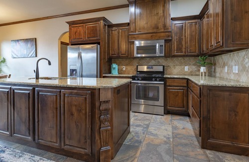 Wheatland House | Gorgeous, Spacious 4 Bedroom 🏡 Minutes from Airport and Downtown ✈️
