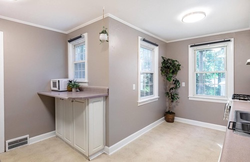 Ypsilanti Apartment | Gorgeous Sunny Ypsilanti Bungalow