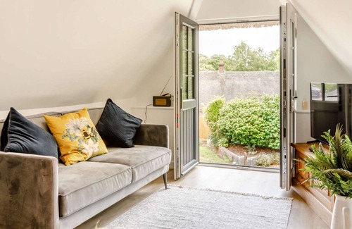 Weymouth House | Gorgeous Thatched Lodge in Stunning Dorset Countryside Sleeps 3
