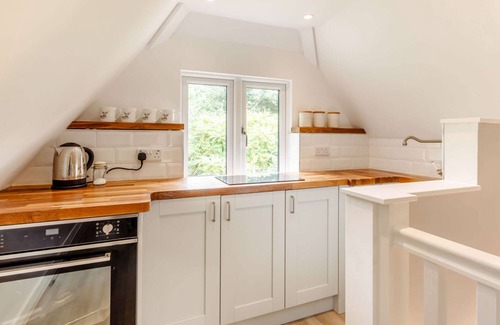 Weymouth House | Gorgeous Thatched Lodge in Stunning Dorset Countryside Sleeps 3
