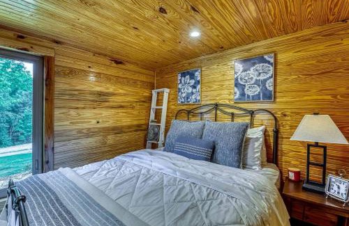 Rogersville House | Gorgeous Tiny House with Indoor and Outdoor Lounging Space in Alabama