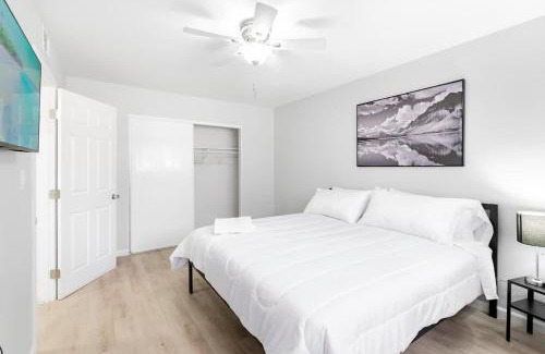 Las Vegas House | Gorgeous Two Bedroom Sleeps 6! Close to Strip!