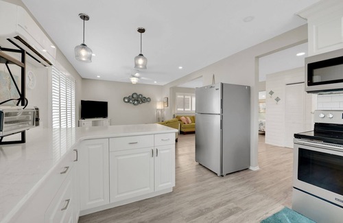 Venice Cottage | Gorgeous, updated, private stay minutes walk to beach, parks, and shopping