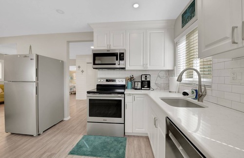 Venice Cottage | Gorgeous, updated, private stay minutes walk to beach, parks, and shopping