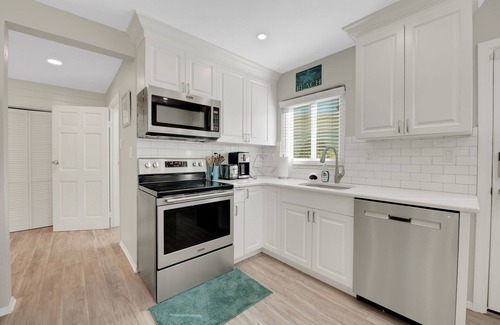 Venice Cottage | Gorgeous, updated, private stay minutes walk to beach, parks, and shopping