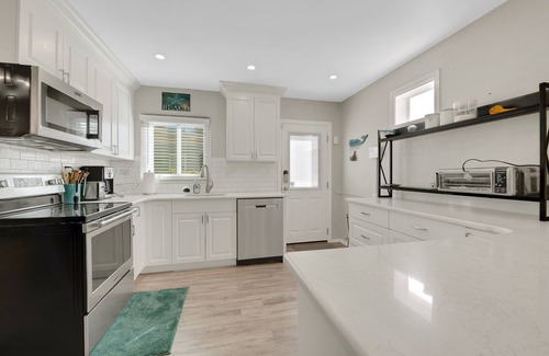 Venice Cottage | Gorgeous, updated, private stay minutes walk to beach, parks, and shopping