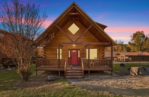 Gatlinburg - Pigeon Forge Cabin | Gorgeous Views, Swimming Pool, Hot Tub