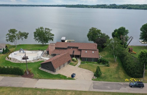 Faribault House | Gorgeous waterfront home on Cannon Lake