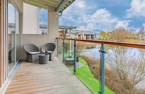 Cirencester Cottage | Goslings, Cotswold Water Park, sleeps 12 guests in 6 bedrooms