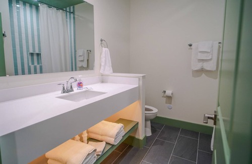 Biloxi Hotel | Government St. Balcony Suite 207