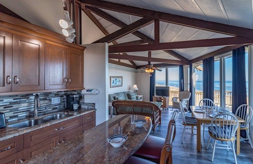 South Nags Head House | Grab your Front Row Seats To(o) this oceanfront home in South Nags Head NC!