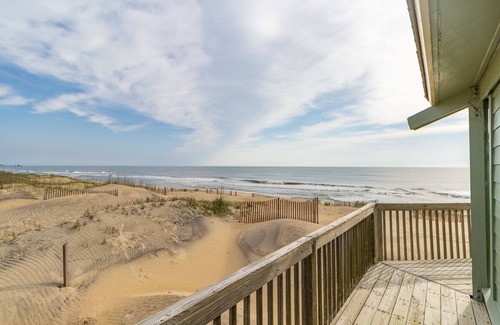 South Nags Head House | Grab your Front Row Seats To(o) this oceanfront home in South Nags Head NC!