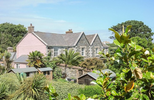 Mullion Cottage | GRANARY COTTAGE, pet friendly, with pool in Mullion