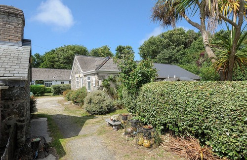 Mullion Cottage | GRANARY COTTAGE, pet friendly, with pool in Mullion