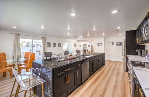 Paradise House | GRAND, 5BD 4BETH Pool Home,14 GUEST,4.5 miles to STRIP!