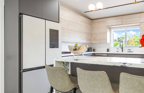 Richmond West House | Grand 6BR Escape: Resort Pool, Beach & Mini Golf