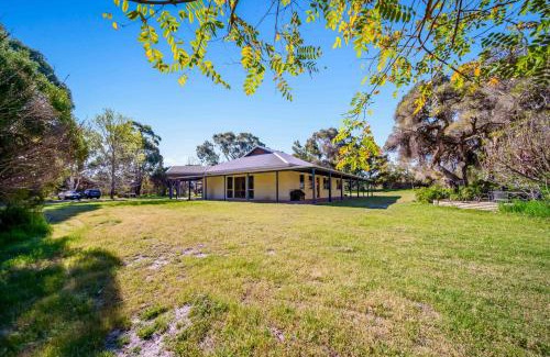 Jandakot House | Grand 6BR Farmstay in Airport Coogee Beach&Fremantle