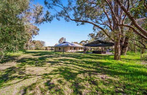Jandakot House | Grand 6BR Farmstay in Airport Coogee Beach&Fremantle